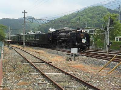 パレオエクスプレスが三峰口駅へ到着