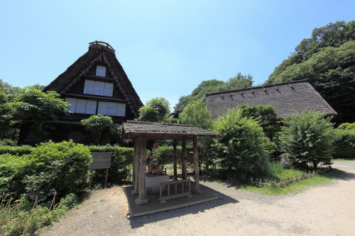 萱葺き屋根の家