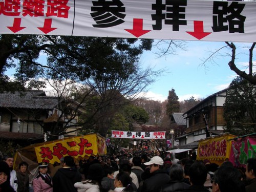 初詣で大混雑する深大寺の参道