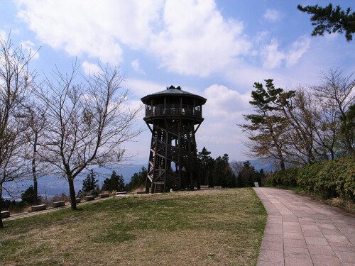 ヤビツ峠の途中にある菜の花台の展望台