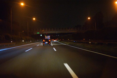 夜の高速道路