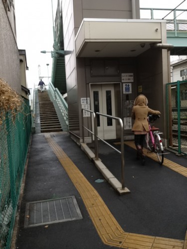 竹ノ塚大踏切のエレベーター付き歩道橋
