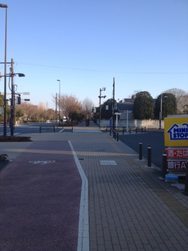 広い自転車道と歩道