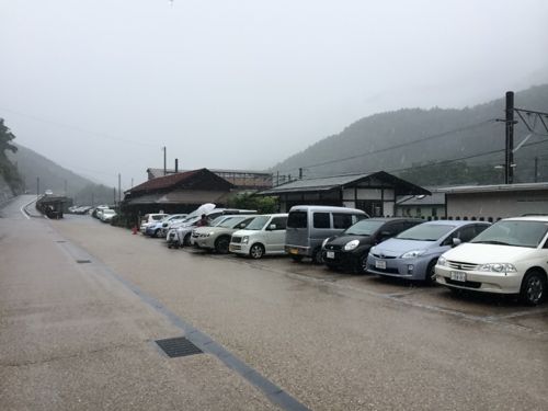 駅前の駐車スペースも満車