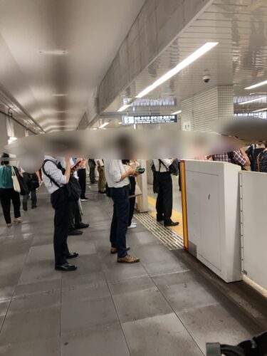 豊洲駅で溢れる乗客