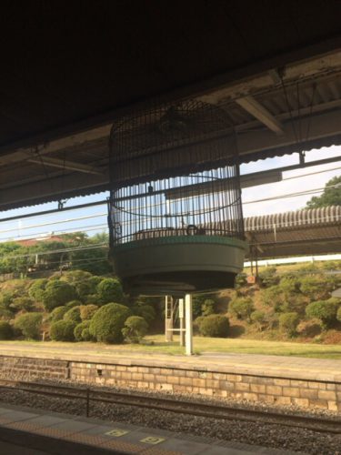 信濃境駅の鳥かご