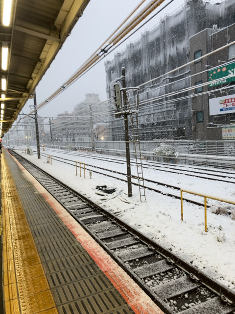 雪の日の中野駅と線路