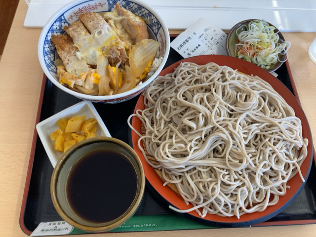 港北インター近くの「そば処味奈登庵」でカツ丼セット