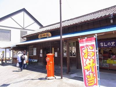 大井川鉄道の蒸気機関車と家山駅