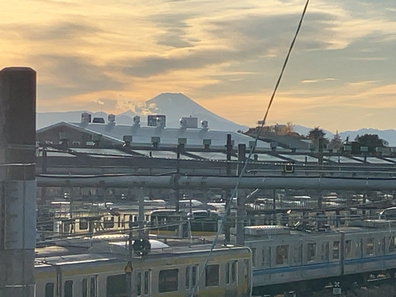 三鷹こ線人道橋と夕やけに染まる富士山